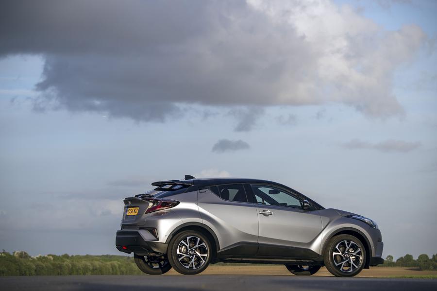  Toyota C-HR 2016 года  (UK) (фото 26 из 32)